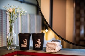 Dusche, Regendusche, kostenlose Toilettenartikel, Haartrockner