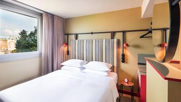 Minibar con artículos gratuitos, caja fuerte, escritorio