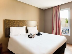 Habitación estándar doble, 1 cama doble | 1 dormitorio, ropa de cama de alta calidad, escritorio