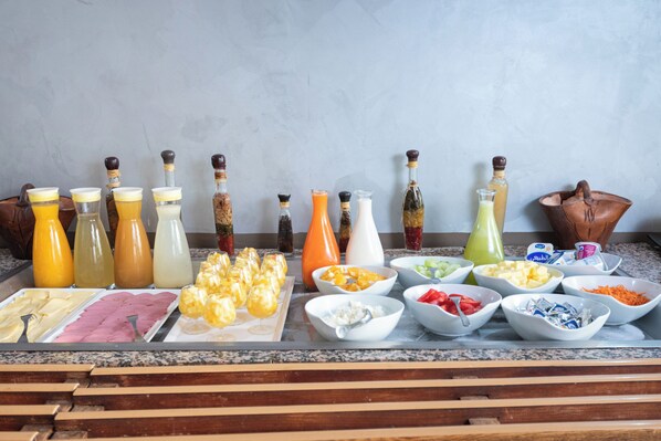 Daily buffet breakfast (MAD 65 per person)