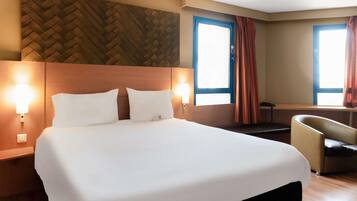 スタンダード ダブルルーム ダブルベッド 1 台 | 1 室のベッドルーム、高級寝具、デスク、防音設備