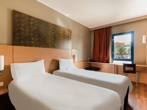 Habitación estándar, 2 camas individuales | Ropa de cama de alta calidad, escritorio, sistema de insonorización