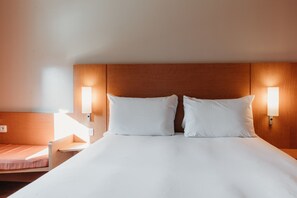 Standard Room, 2 Twin Beds | Premium bedding, desk, soundproofing, iron/ironing board