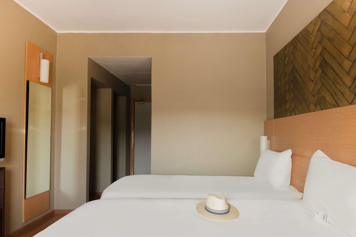 Rom – standard, 2 enkeltsenger | 1 soverom, sengetøy av topp kvalitet, skrivebord og lydisolert