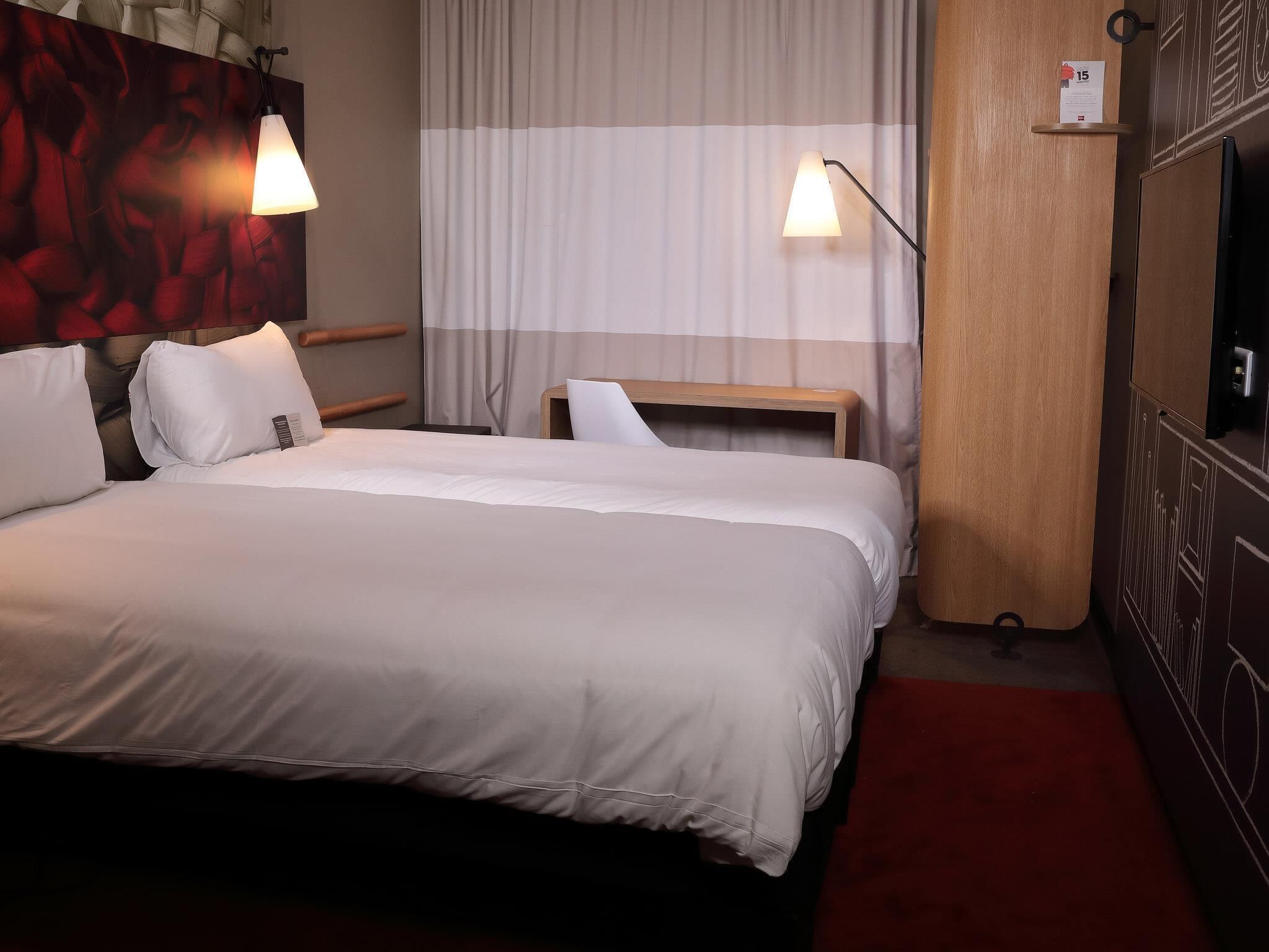 Zweibettzimmer, 2 Einzelbetten | Zimmersafe, Schreibtisch, schallisolierte Zimmer, kostenloses WLAN