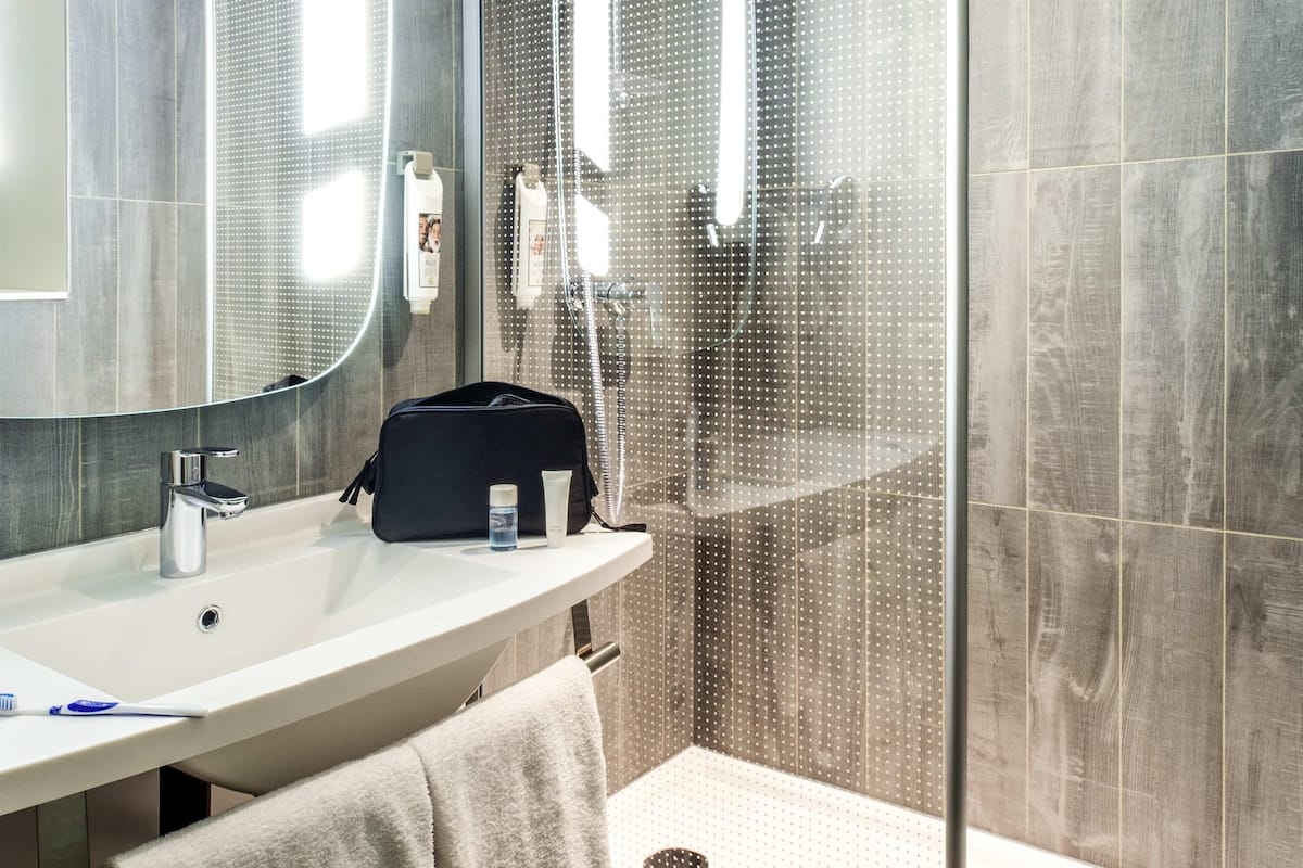 in-room safe, desk, soundproofing, free wifi