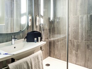 Shower, eco-friendly toiletries, hair dryer, towels - Hotel ibis Marrakech Centre Gare (Marrakech)