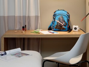 Habitación con 2 camas individuales, 2 camas individuales | Caja fuerte, escritorio, sistema de insonorización y wifi gratis