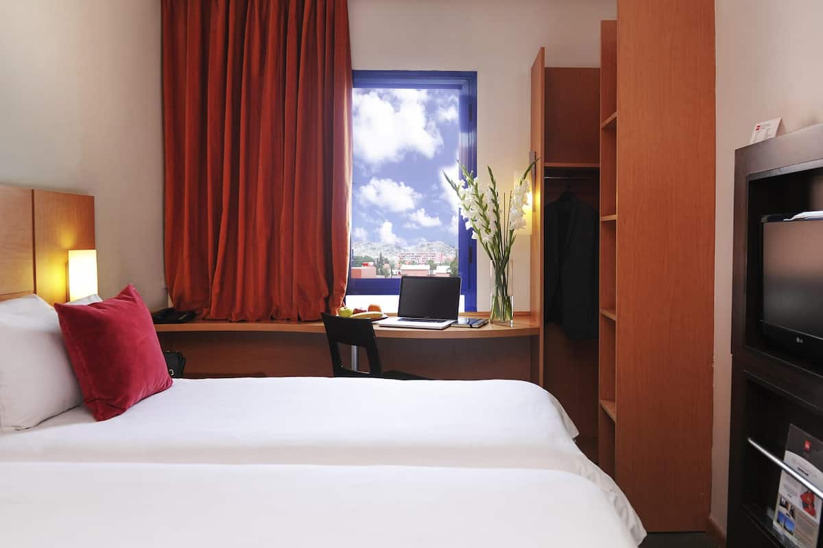 Chambre Standard avec lits jumeaux, 2 lits une place | Coffres-forts dans les chambres, bureau, chambres insonorisées