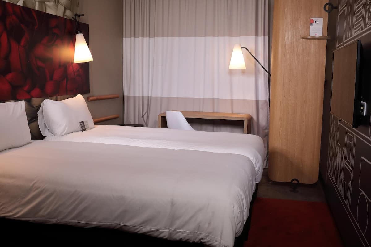 Chambre avec lits jumeaux, 2 lits une place | Coffres-forts dans les chambres, bureau, chambres insonorisées