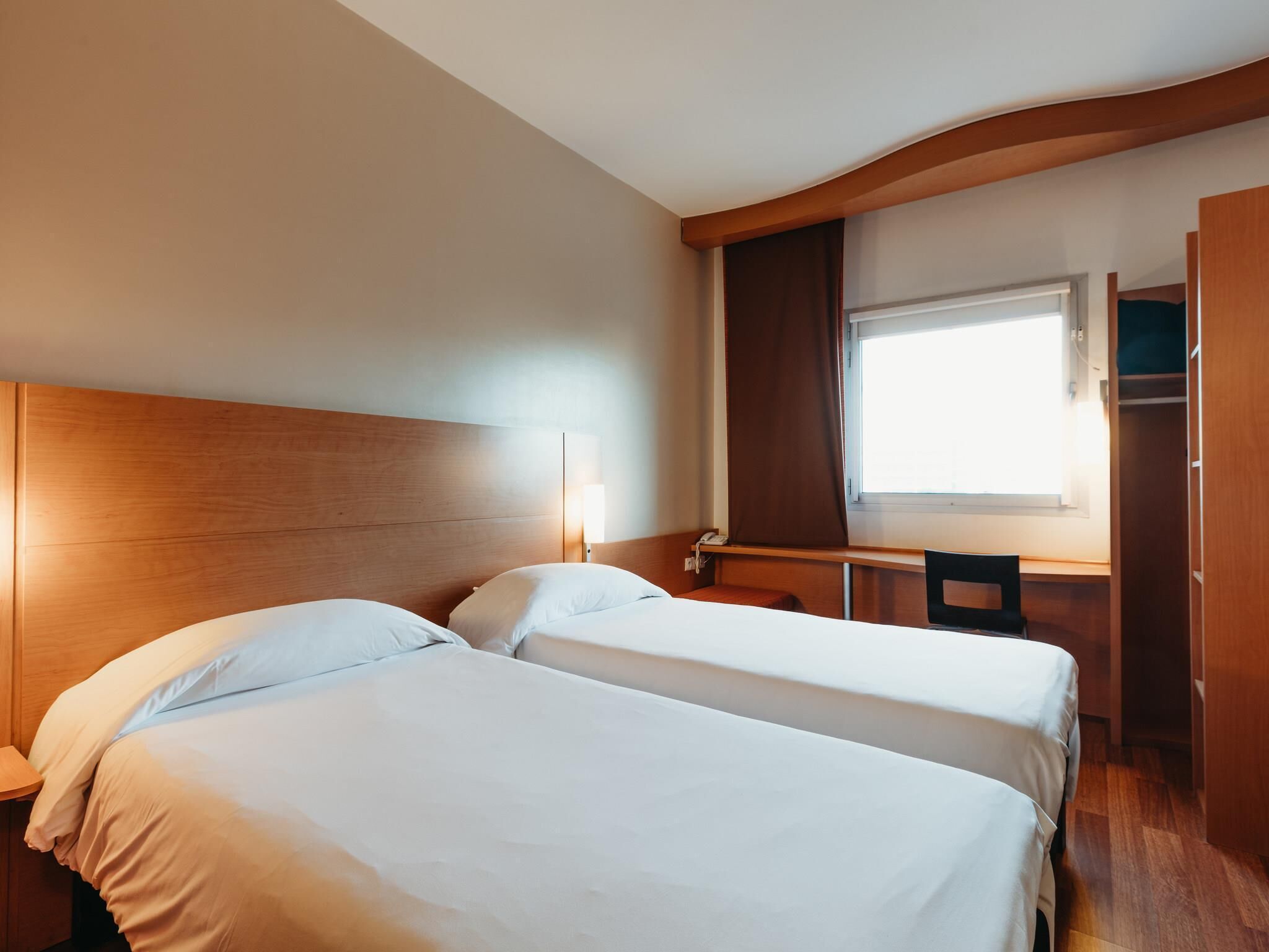 Chambre Standard avec lits jumeaux, 2 lits une place | Coffres-forts dans les chambres, bureau, chambres insonorisées