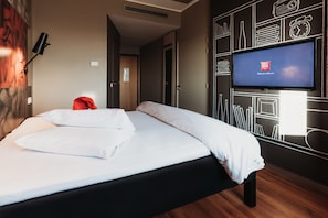 Chambre avec lits jumeaux, 2 lits une place | Coffres-forts dans les chambres, bureau, chambres insonorisées