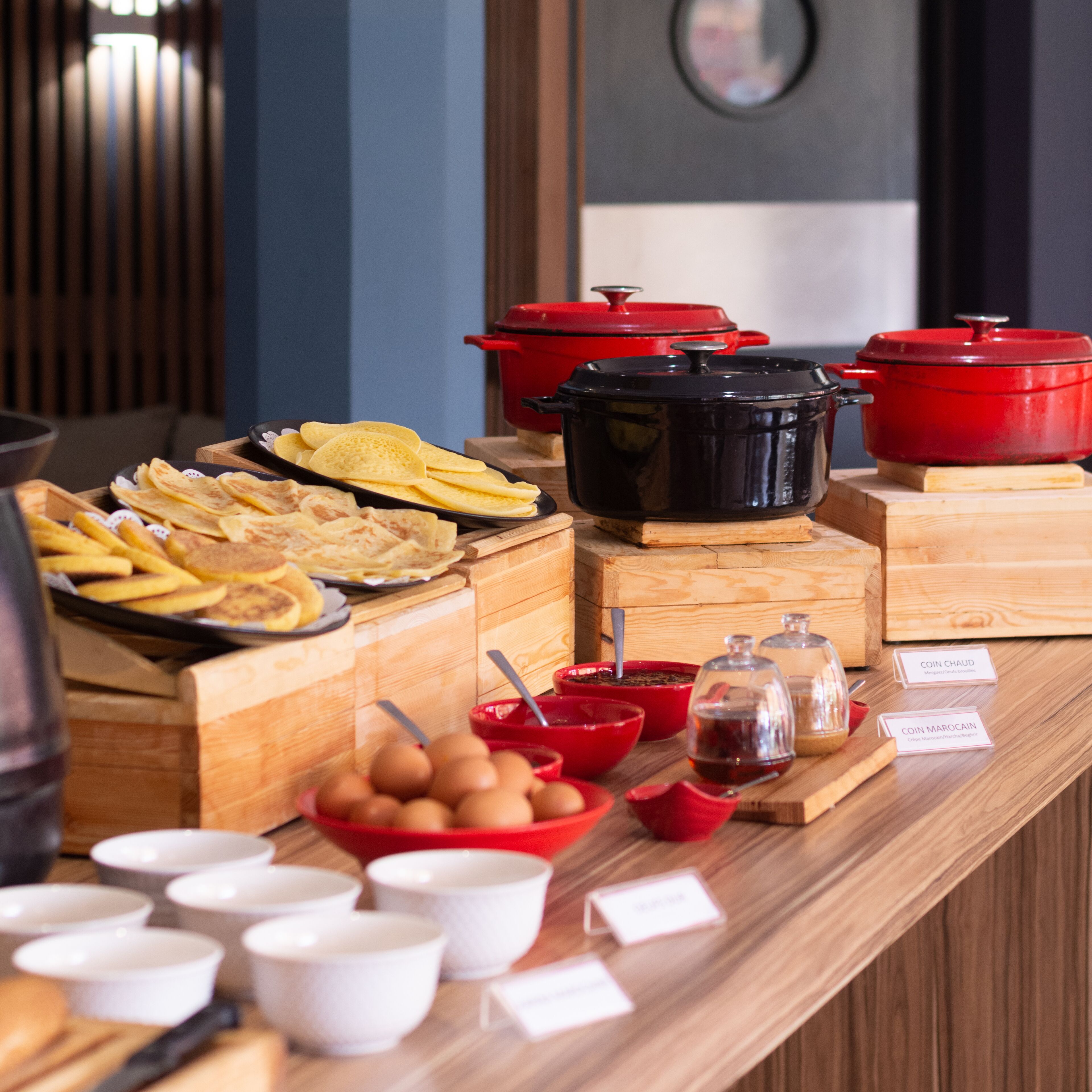 Un buffet proposant une variété de plats et d’ustensiles de cuisine.