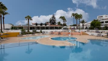 AuĂenpool, Sonnenschirme, LiegestĂŒhle