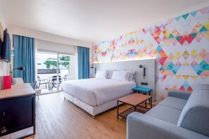 Ropa de cama de alta calidad y caja de seguridad en la habitación 