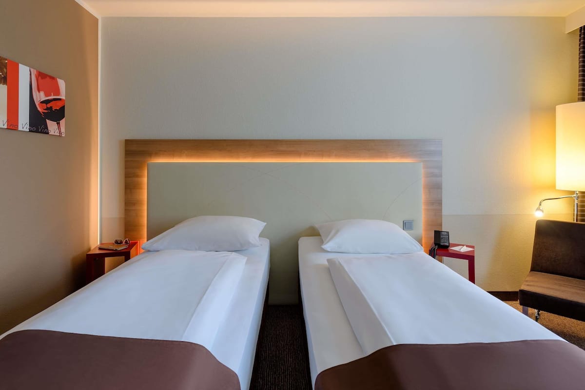 Habitación estándar, 2 camas individuales | Caja fuerte, escritorio, espacio para trabajar con un portátil