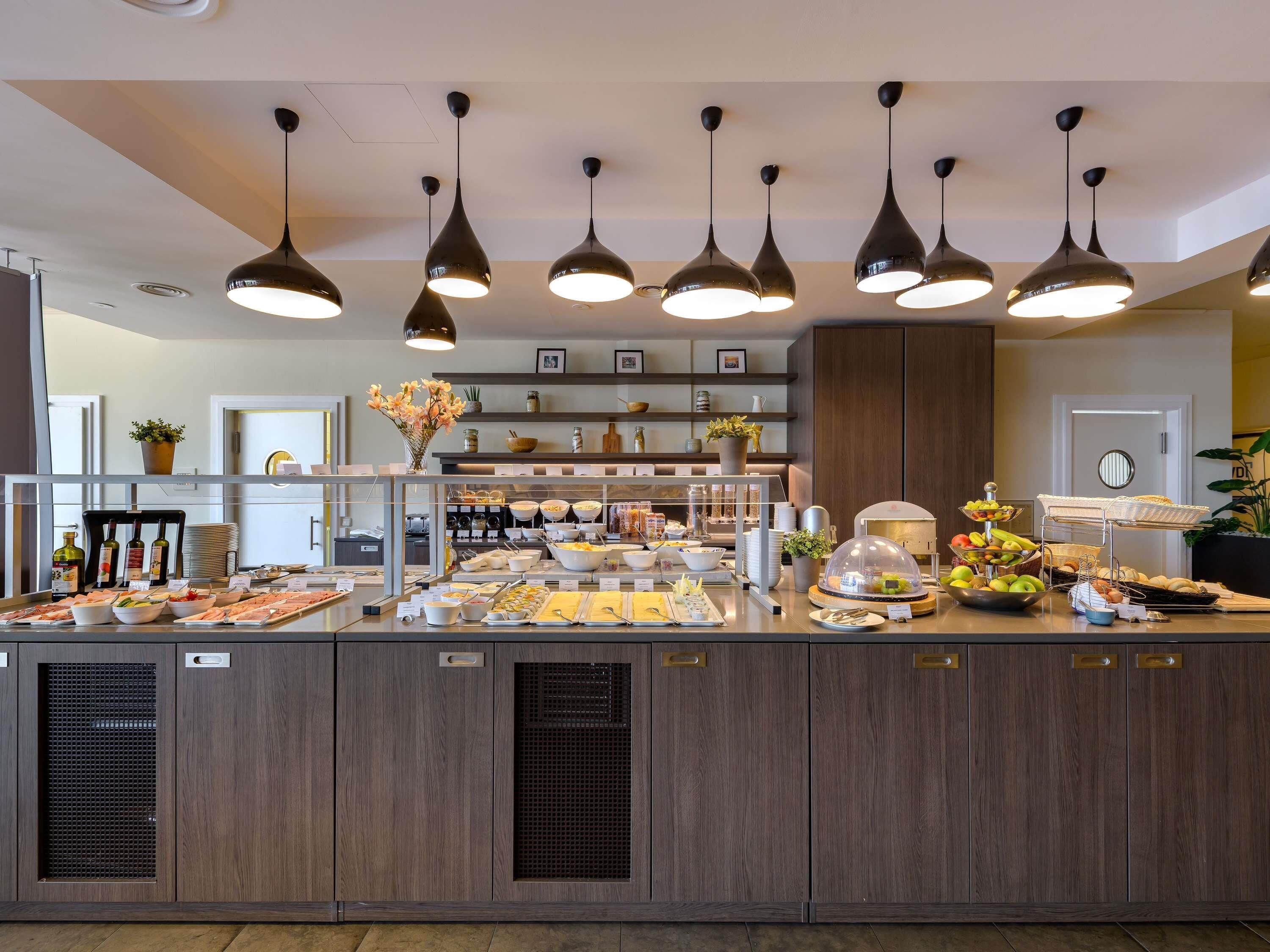 Breakfast and dinner served