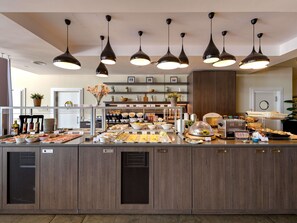 Se ofrece un desayuno bufé todos los días (por un coste adicional)