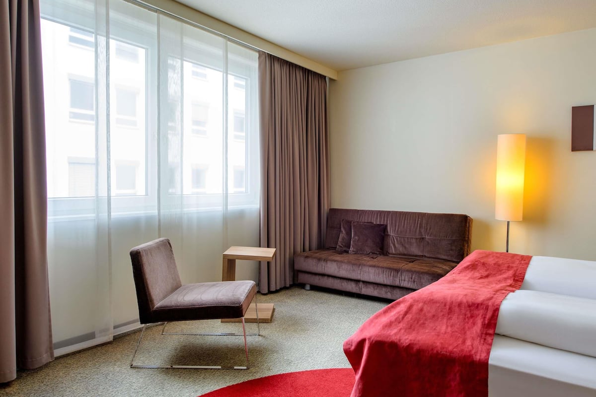 Privilege, Zimmer, 1 King-Bett und Schlafsofa | Zimmersafe, Schreibtisch, laptopgeeigneter Arbeitsplatz