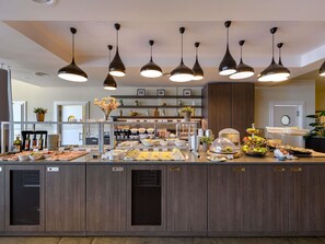 Petit déjeuner et dîner servis sur place