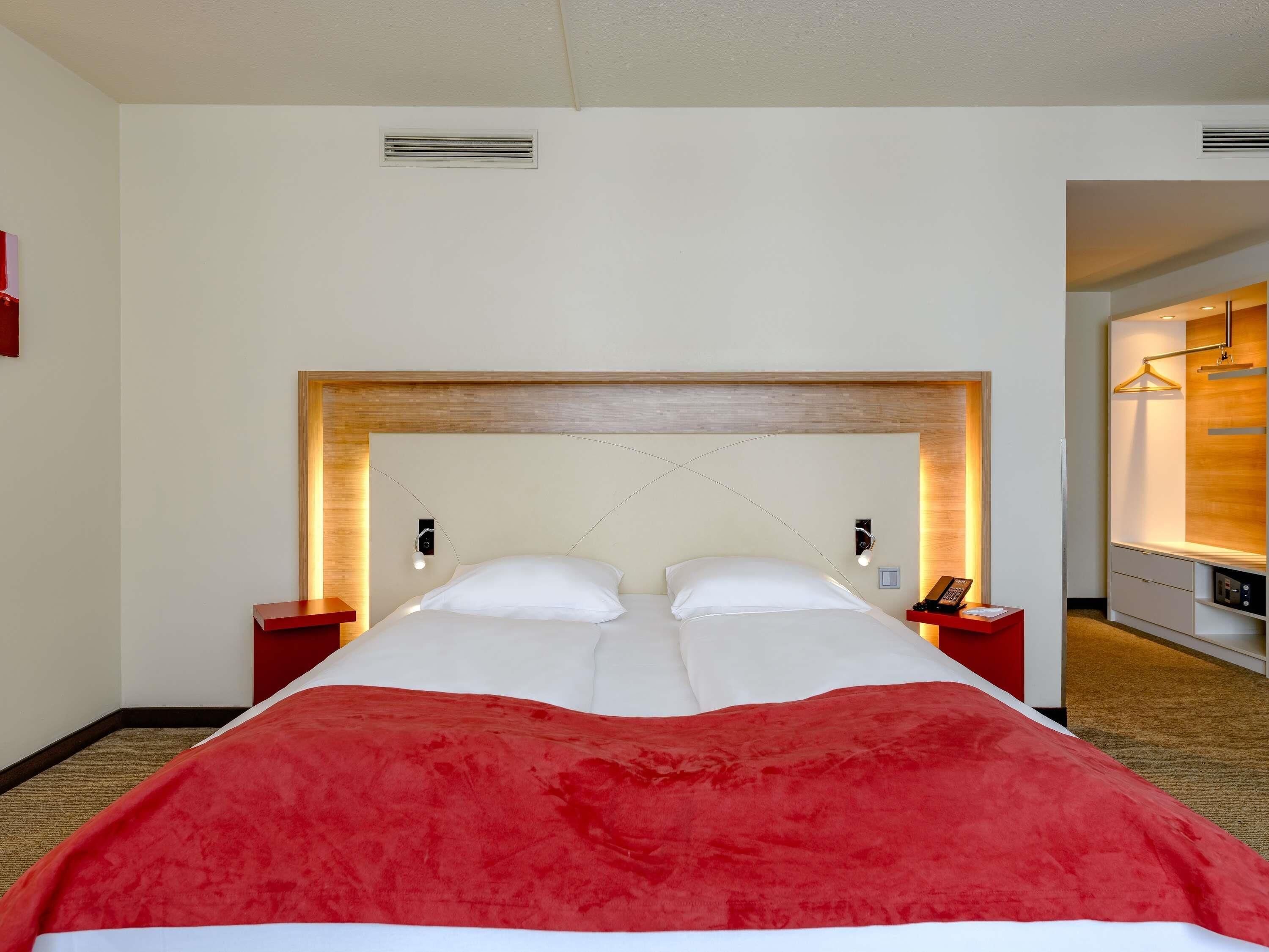 Privilege, Zimmer, 1 King-Bett und Schlafsofa | Zimmersafe, Schreibtisch, laptopgeeigneter Arbeitsplatz