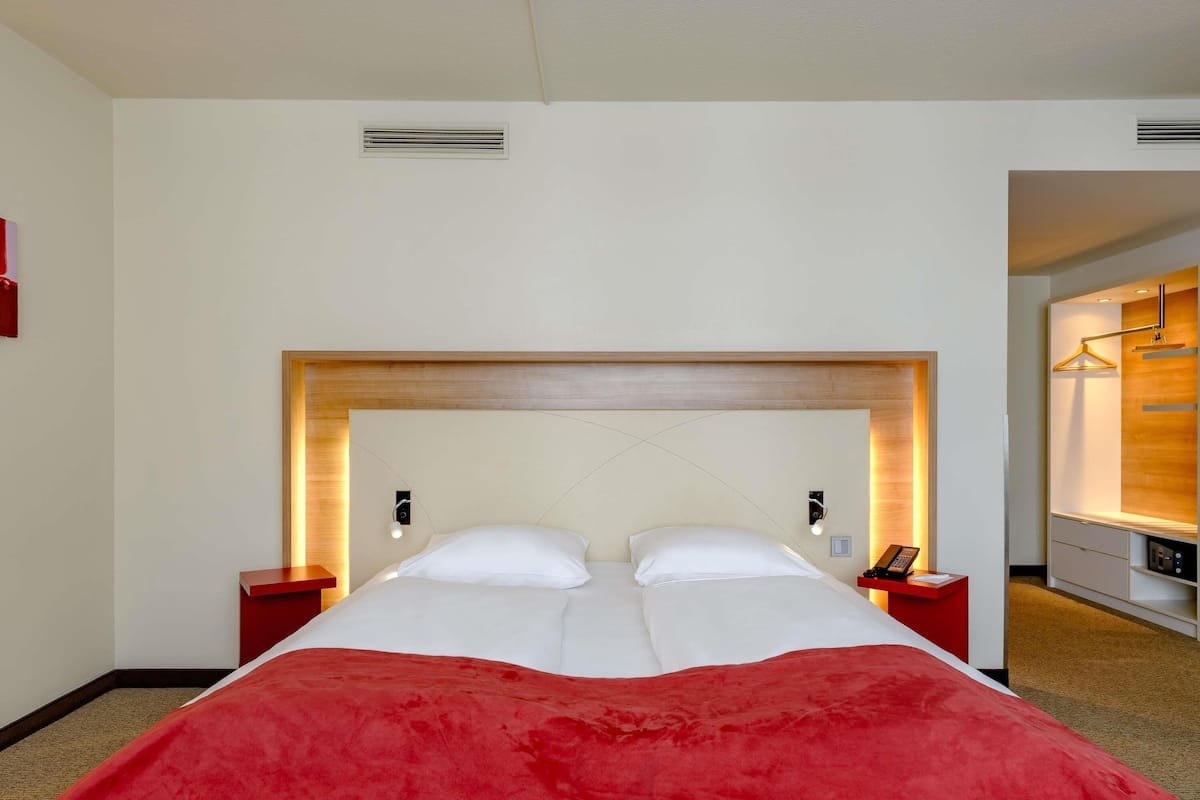 Privilege, Zimmer, 1 King-Bett und Schlafsofa | Zimmersafe, Schreibtisch, laptopgeeigneter Arbeitsplatz