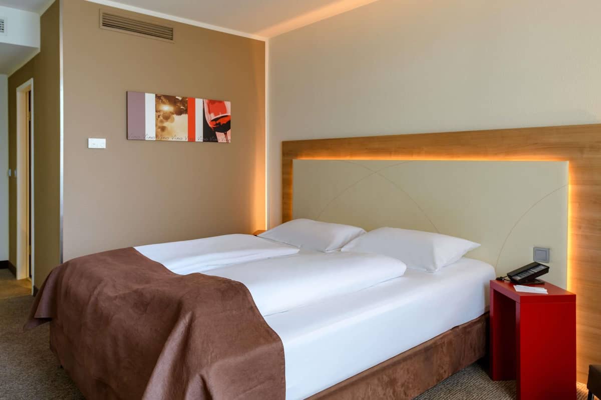 Standard Room, 1 King Bed