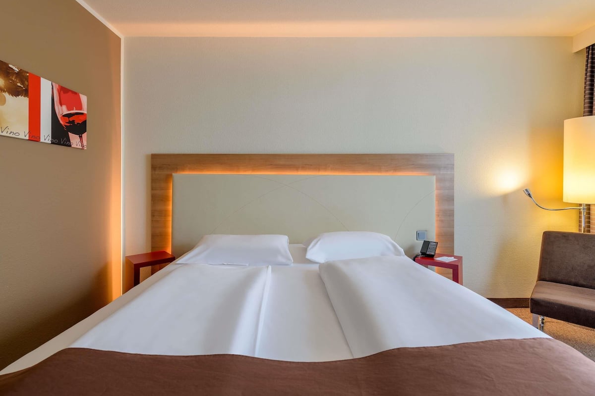 Standardzimmer, 1 King-Bett | Zimmersafe, Schreibtisch, laptopgeeigneter Arbeitsplatz