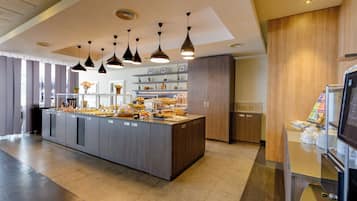 Tägliches Frühstücksbuffet (25 EUR pro Person)
