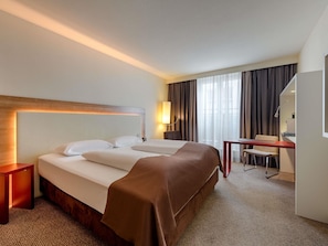 In-room safe, desk, laptop workspace, blackout drapes - Mercure Hotel Stuttgart Airport Messe (Stuttgart)