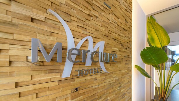 A wooden wall with a sign reading 'Mercure Hotels'. - Mercure Hotel Stuttgart Airport Messe (Stuttgart)