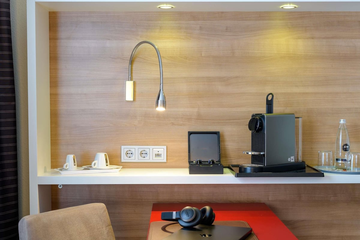 Superior Room, 1 King Bed | In-room safe, desk, laptop workspace, blackout drapes