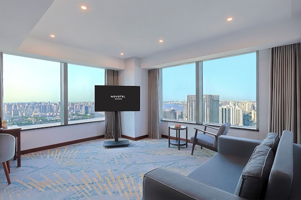 1 bedroom, premium bedding, down duvets, minibar