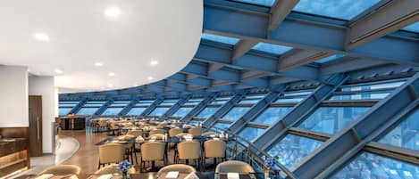 Junior Suite-Huangpu River view,High Floor | Breakfast area | Daily buffet breakfast for a fee