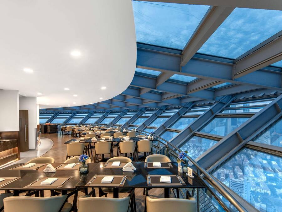 Junior-Suite, 1 King-Bett | Frühstücksbereich | Tägliches Frühstücksbuffet gegen Gebühr