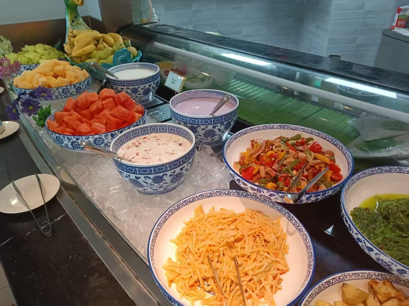 daily buffet breakfast (cny 80 per person)