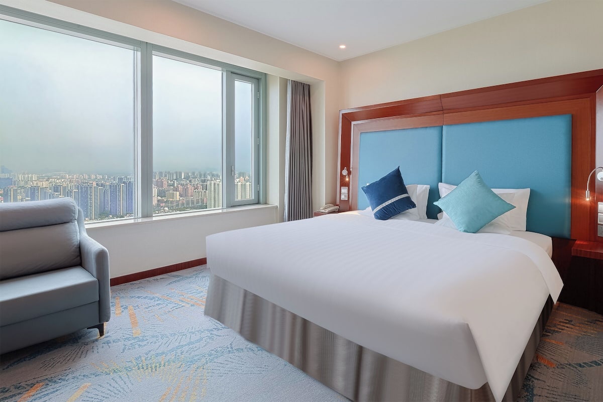 Standard Room, 1 King Bed | 1 bedroom, premium bedding, down comforters, minibar