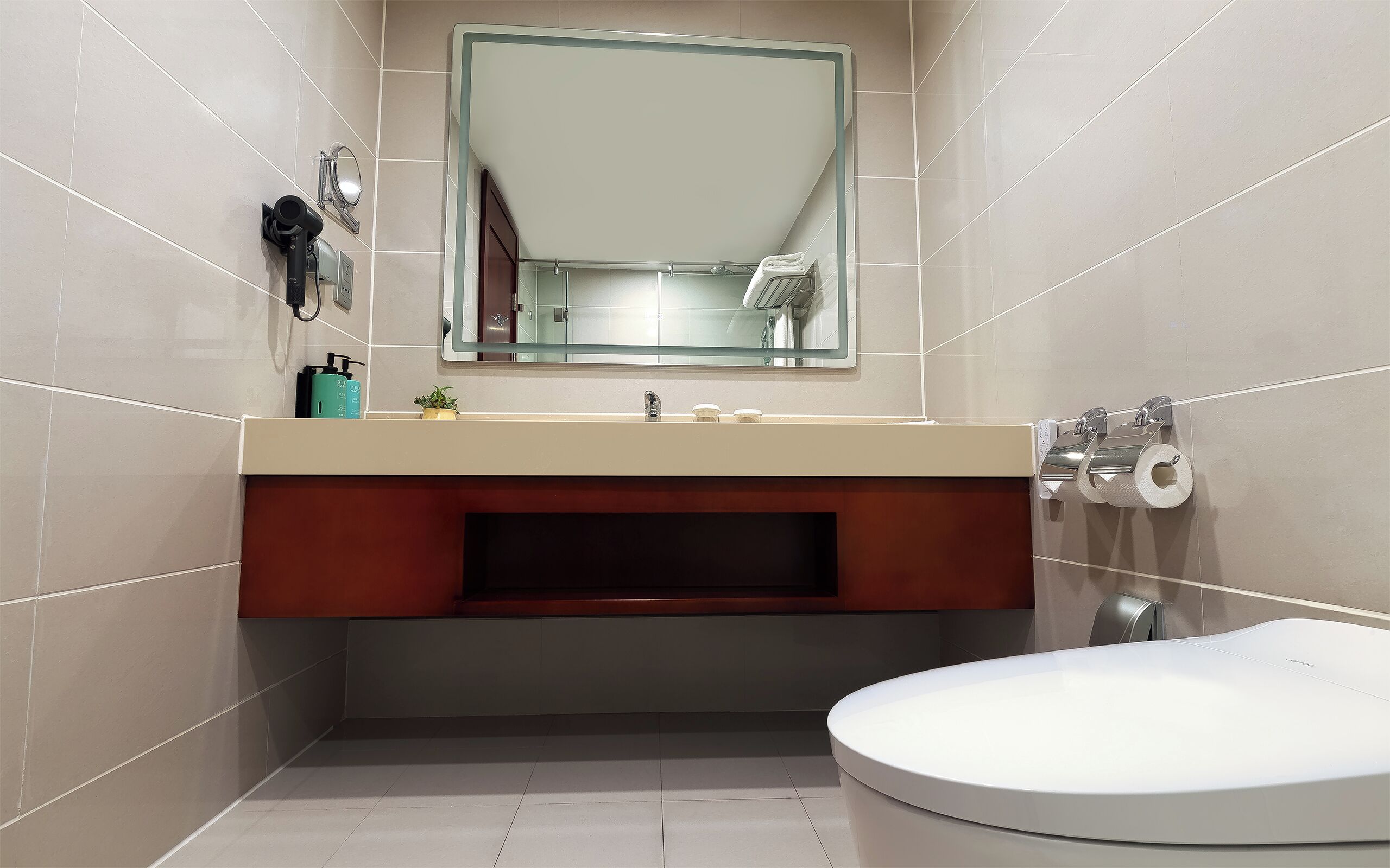 superior king room-huangpu river view,high floor | bathroom | eco-friendly toiletries, hair dryer, bathrobes, towels