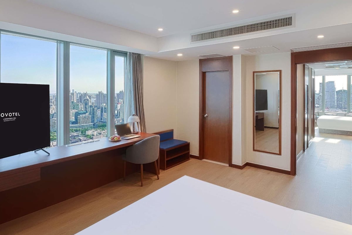 Junior Suite-Huangpu River view,High Floor | Premium bedding, down comforters, minibar, in-room safe