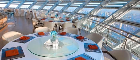 4 restaurants servant le déjeuner, le dßner, le souper et le brunch