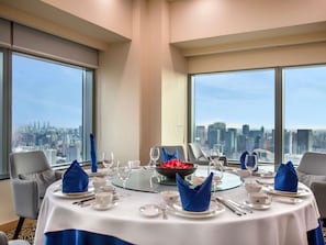 4 restaurantes; se sirve desayuno, almuerzo y cena; cocina internacional
