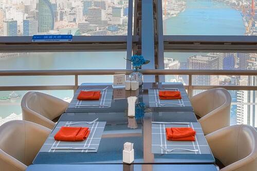 4 restaurants; breakfast, lunch, dinner and brunch served