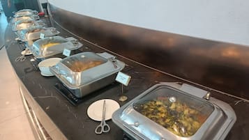 Daily buffet breakfast (CNY 80 per person)