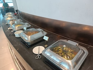 Daily buffet breakfast (CNY 80 per person)