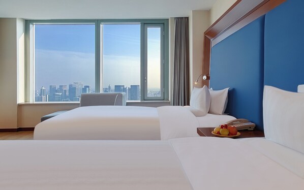 Ylelliset vuodevaatteet, untuvapeitot, minibaari, tallelokero huoneessa