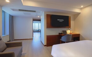 Junior Suite-Huangpu River view,High Floor | Premium bedding, down comforters, minibar, in-room safe