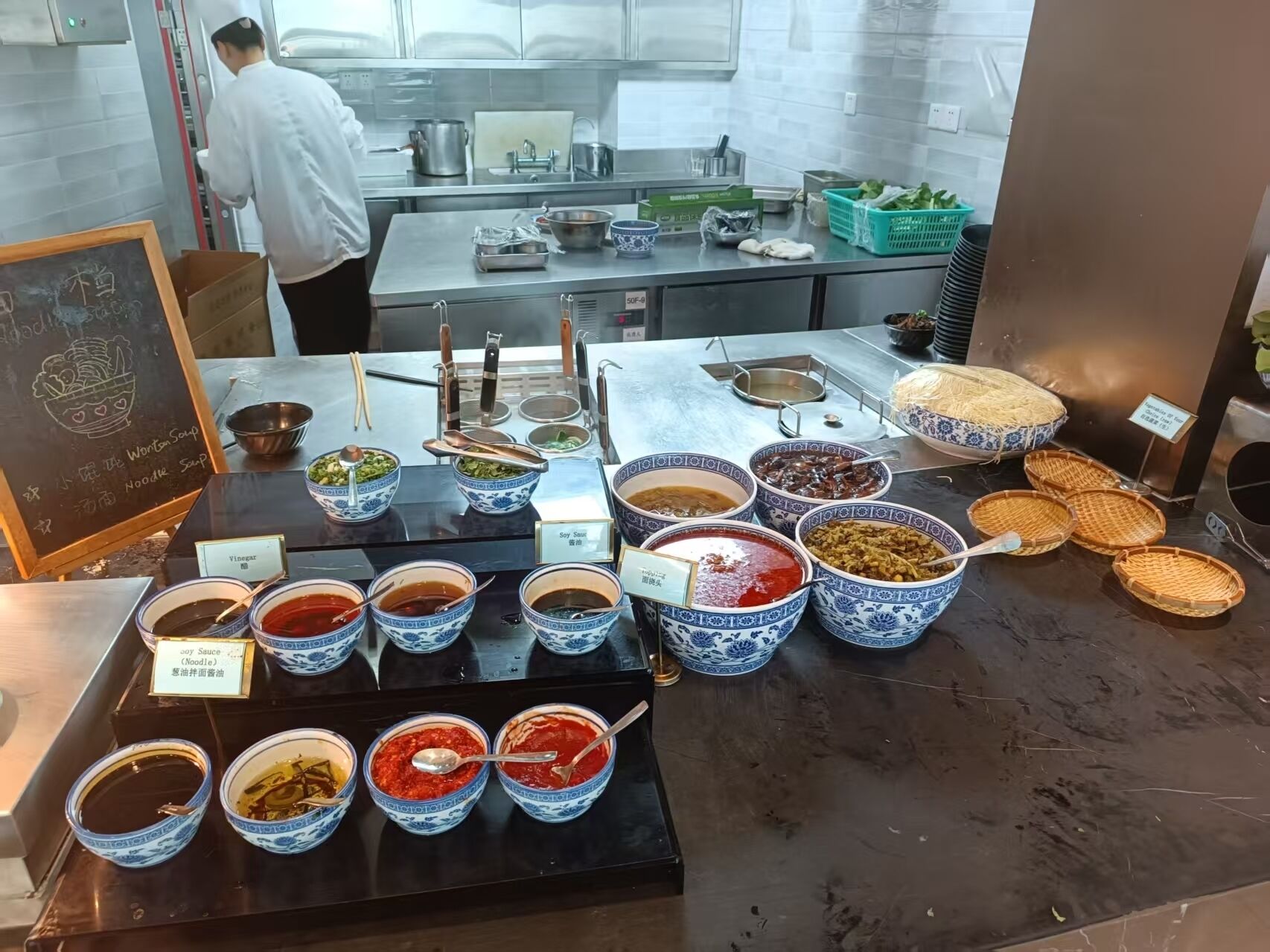 daily buffet breakfast (cny 80 per person)