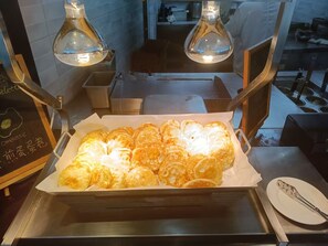 بوفيه فطور يوميًا بتكلفة قدرها (80 CNY للشخص)