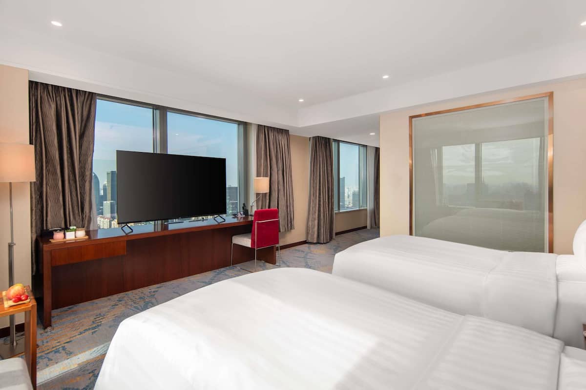 1 bedroom, premium bedding, down duvets, minibar