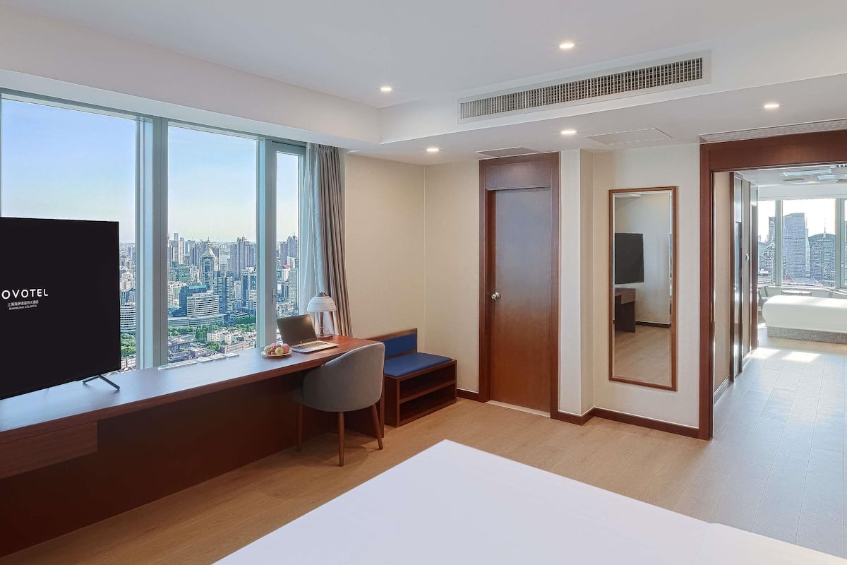 Junior Suite-Huangpu River view,High Floor | Premium bedding, down comforters, minibar, in-room safe